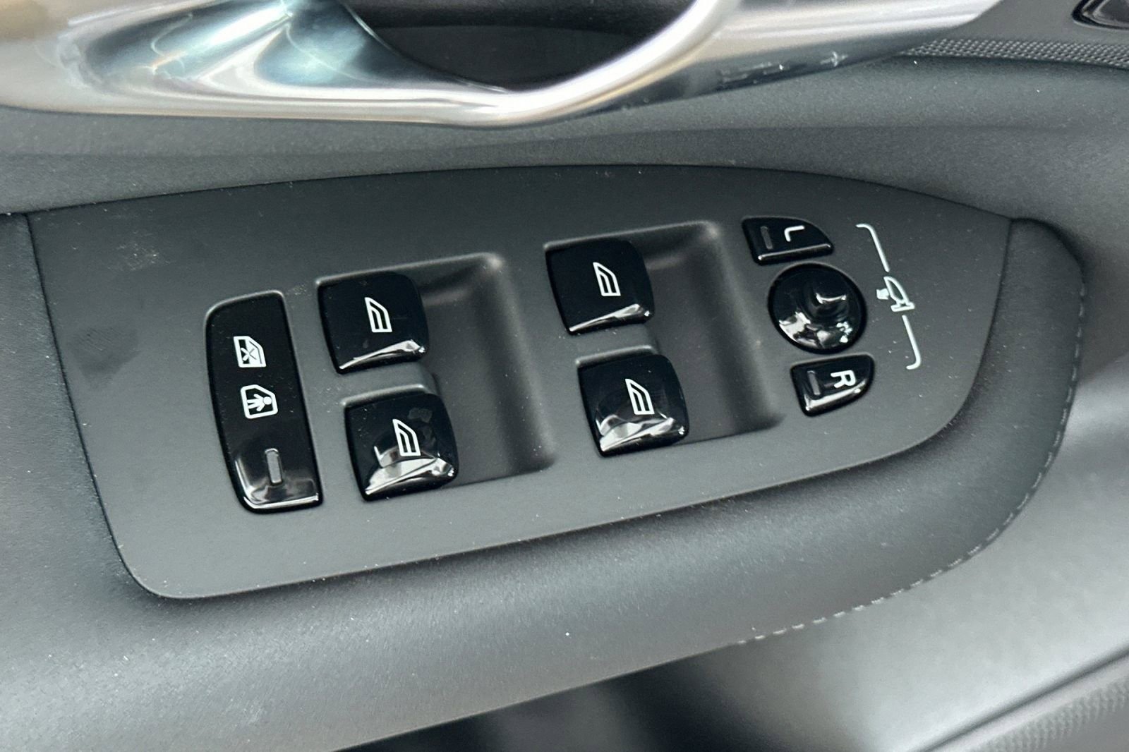 New 2026 Volvo XC90 B5 Plus w/ Protection Package Premier image 15