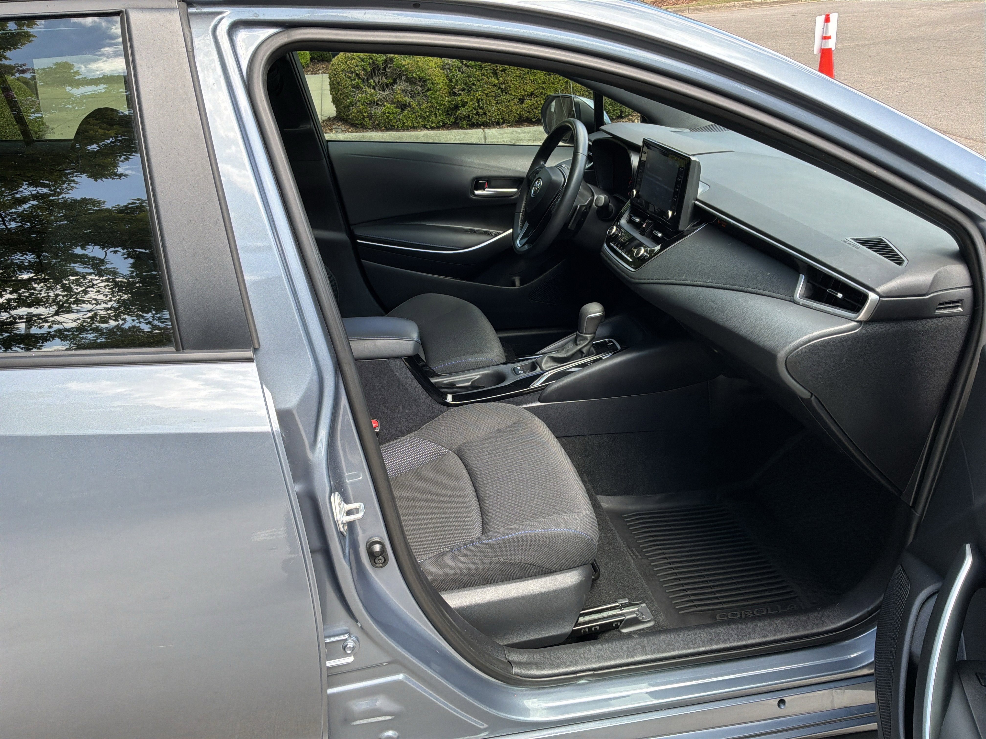 Used 2022 Toyota Corolla SE w/ SE Premium Package FWD image 33