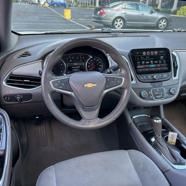 Used 2018 Chevrolet Malibu LT image 16