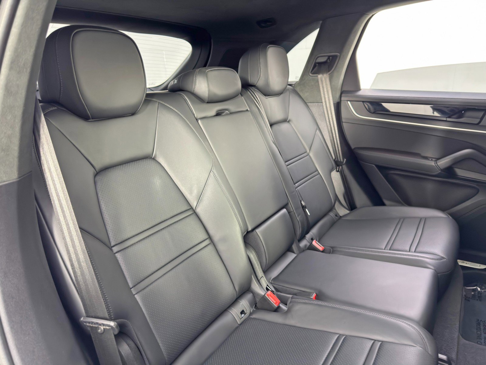 Used 2024 Porsche Cayenne S w/ Premium Package Plus image 40