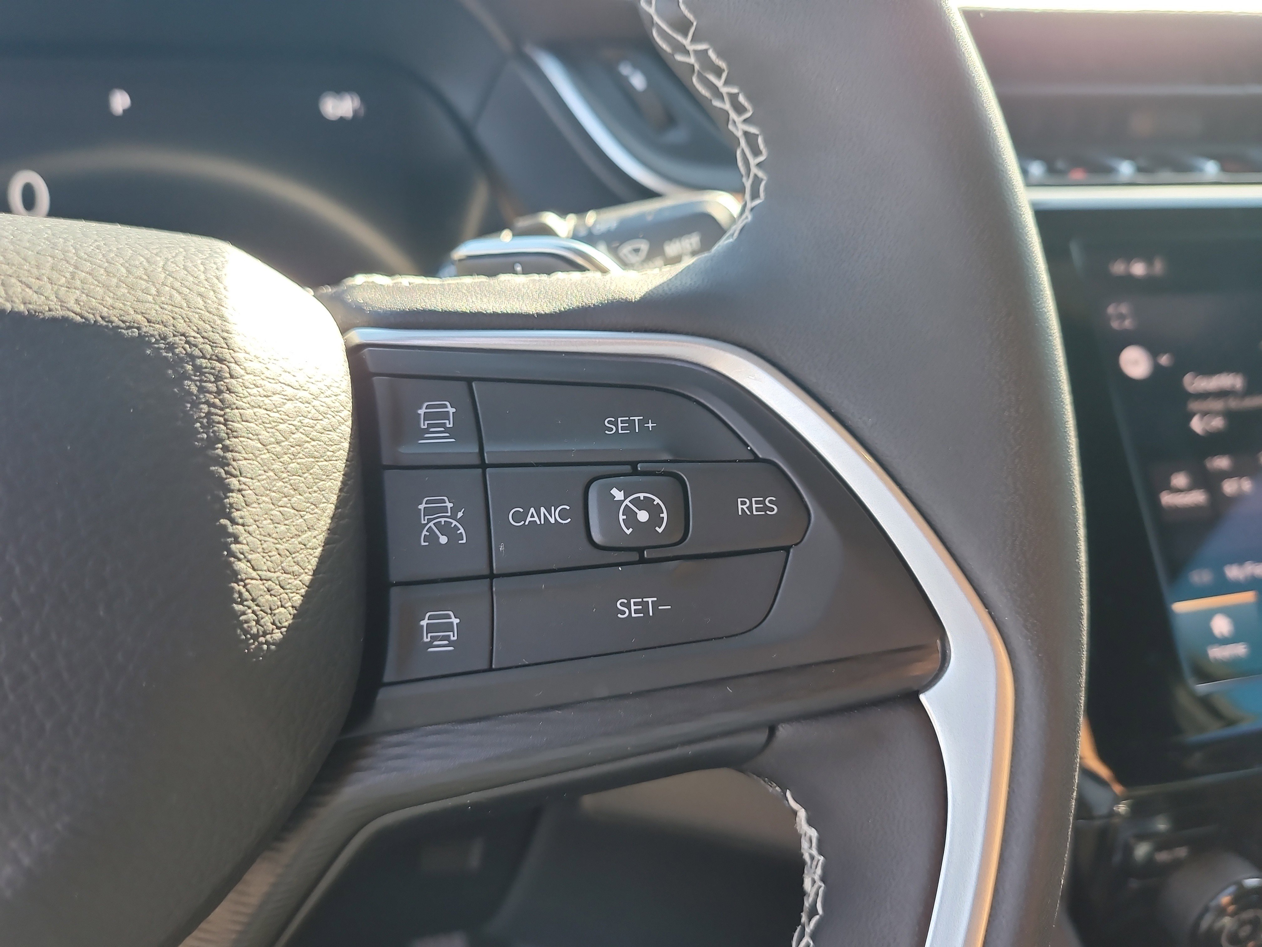 Used 2025 Jeep Grand Cherokee L Laredo image 28