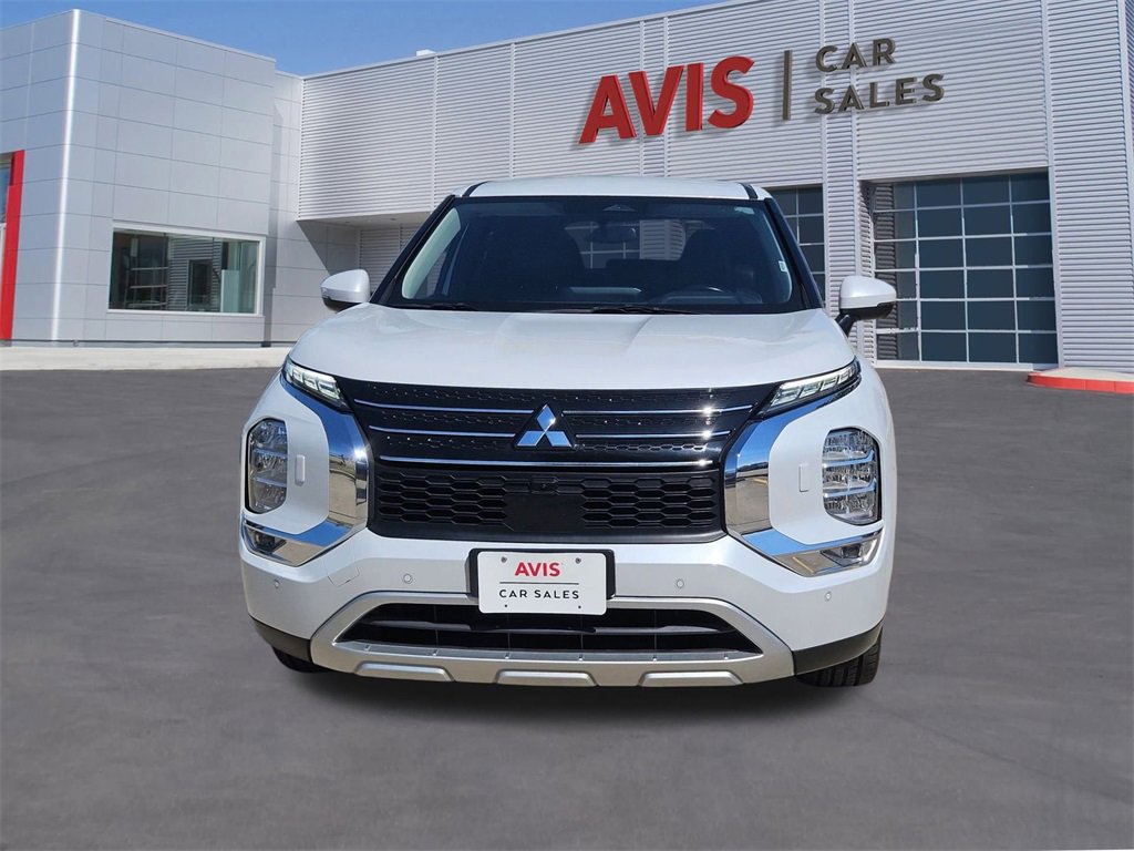 Used 2023 Mitsubishi Outlander SE image 2