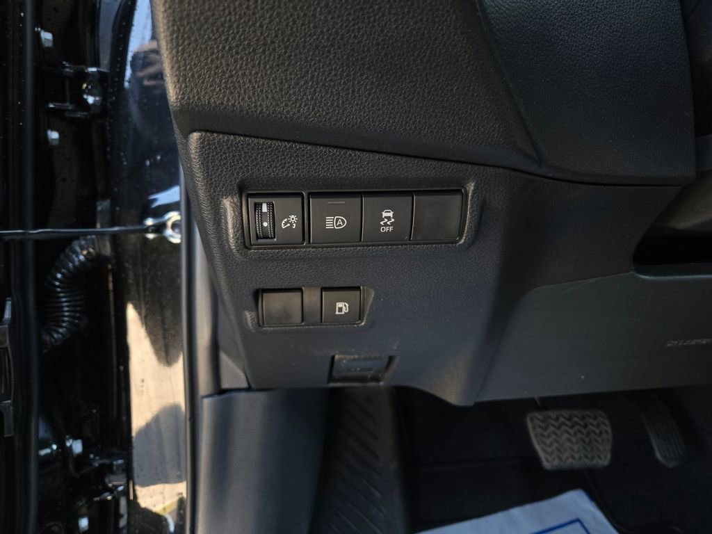Used 2025 Toyota Corolla Cross AWD Hybrid w/ Moonroof Package image 15