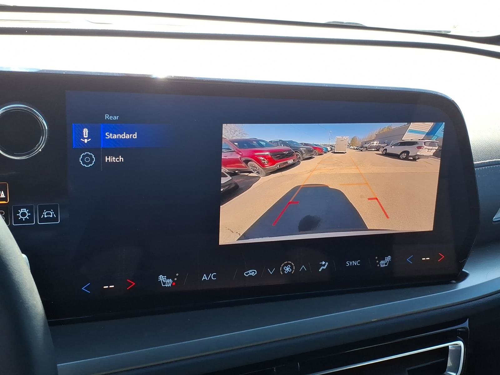 Used 2025 Chevrolet Traverse LT image 21