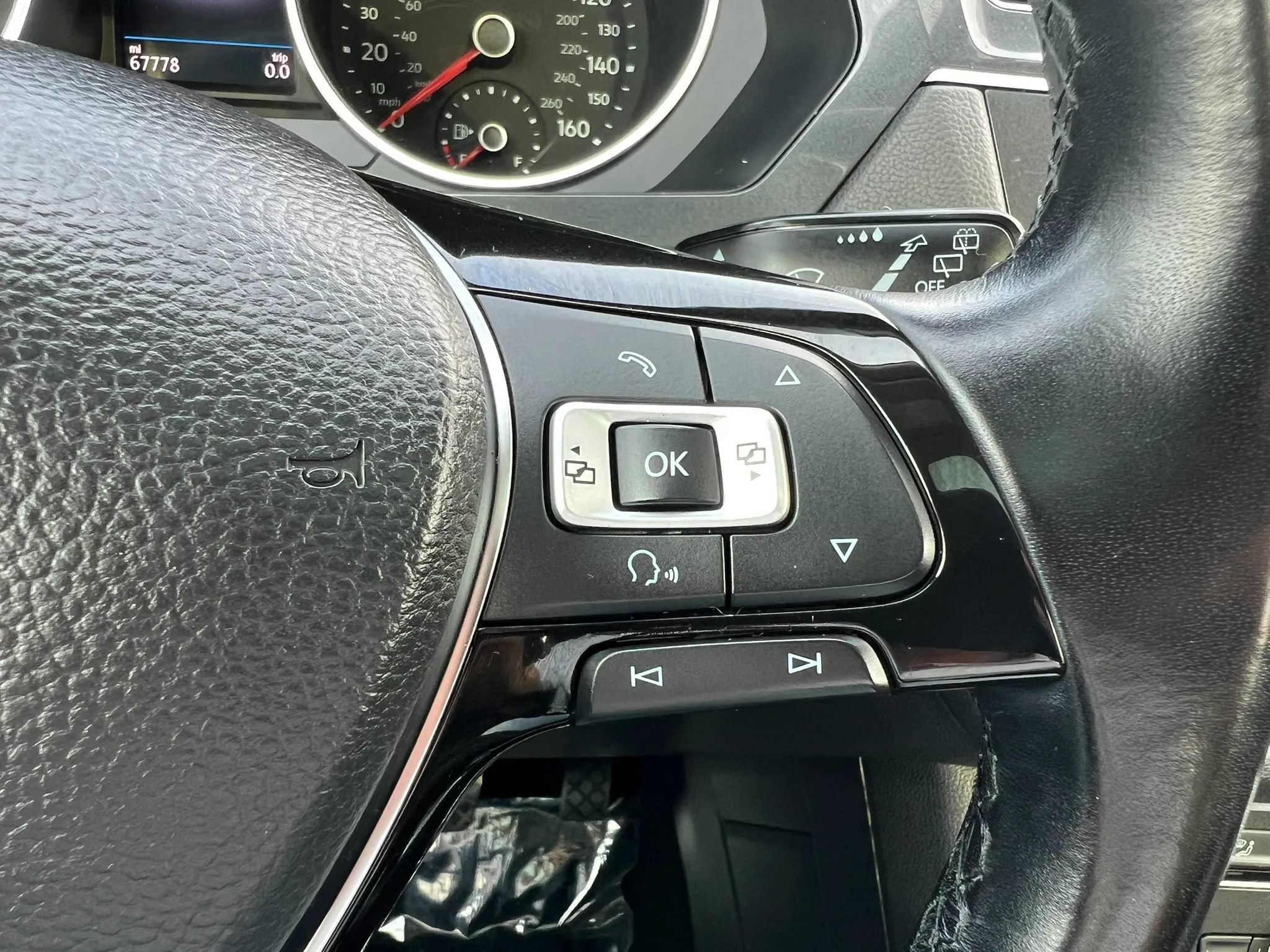 Used 2018 Volkswagen Tiguan SEL AWD/4WD image 23