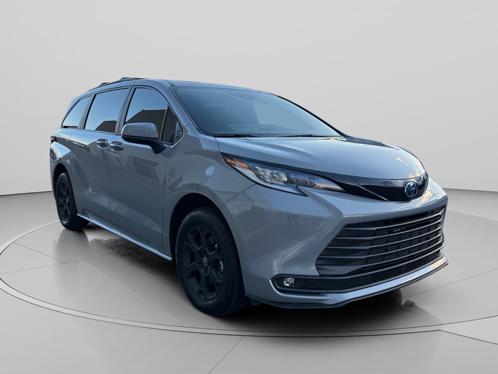 Used 2025 Toyota Sienna XLE Woodland Edition image 7