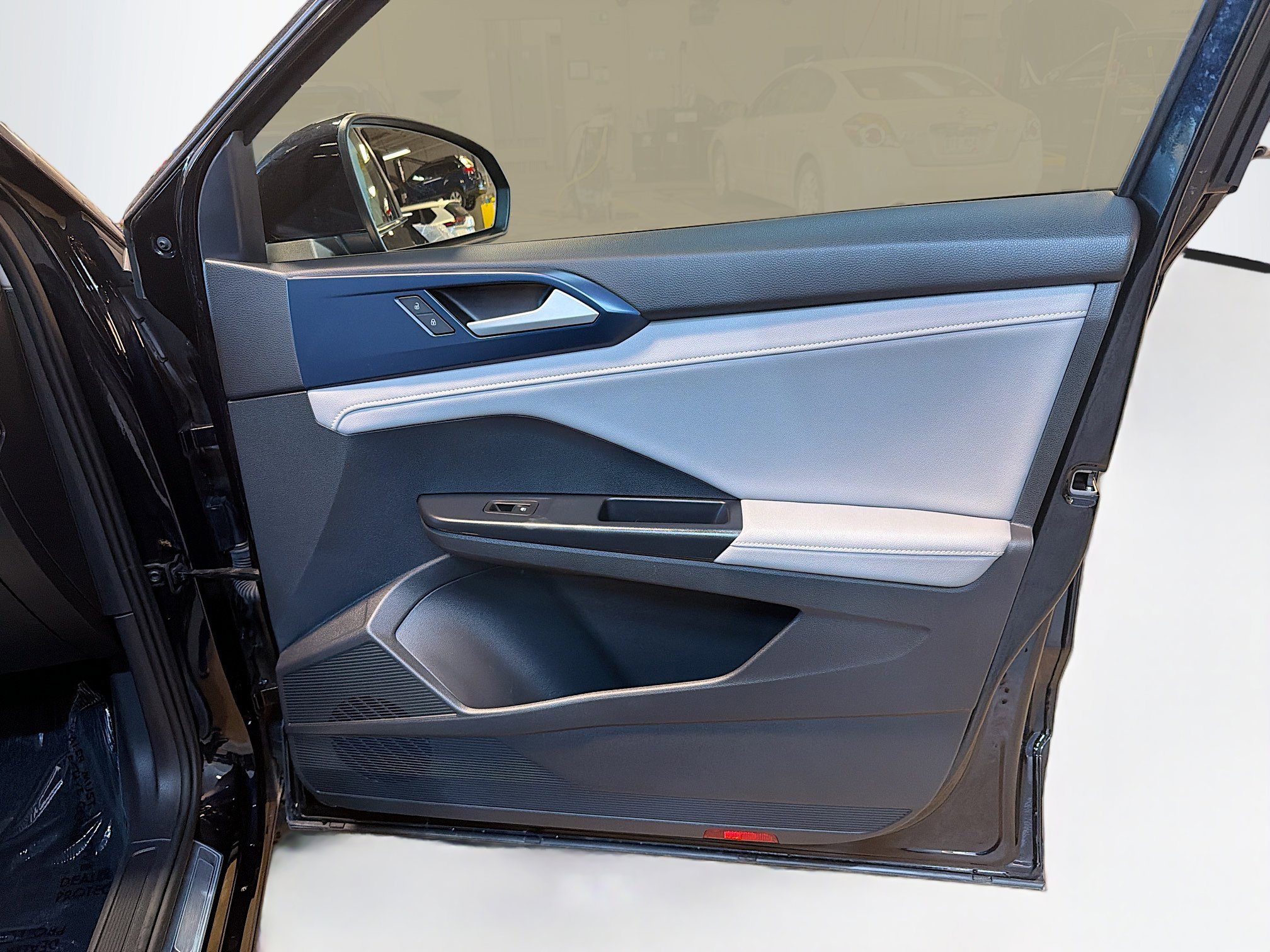 Used 2024 Volkswagen Taos SE image 33