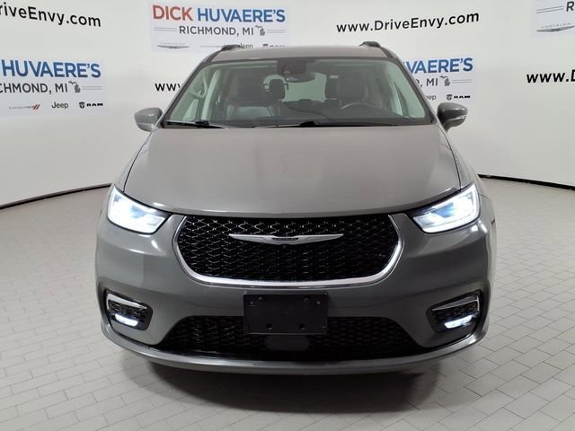 Used 2022 Chrysler Pacifica Touring-L FWD image 2