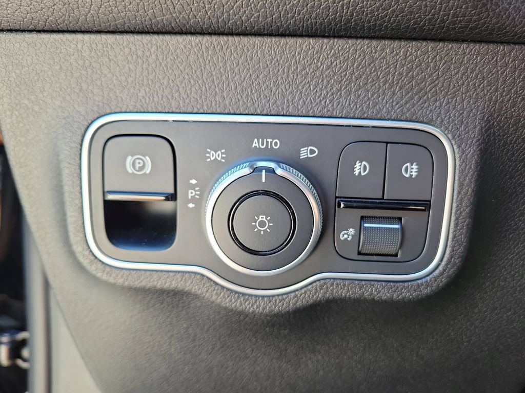 Used 2023 Mercedes-Benz GLB 250 4MATIC w/ Premium Package image 23
