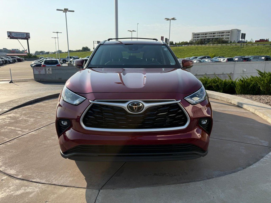 Certified 2024 Toyota Highlander XLE AWD/4WD image 12
