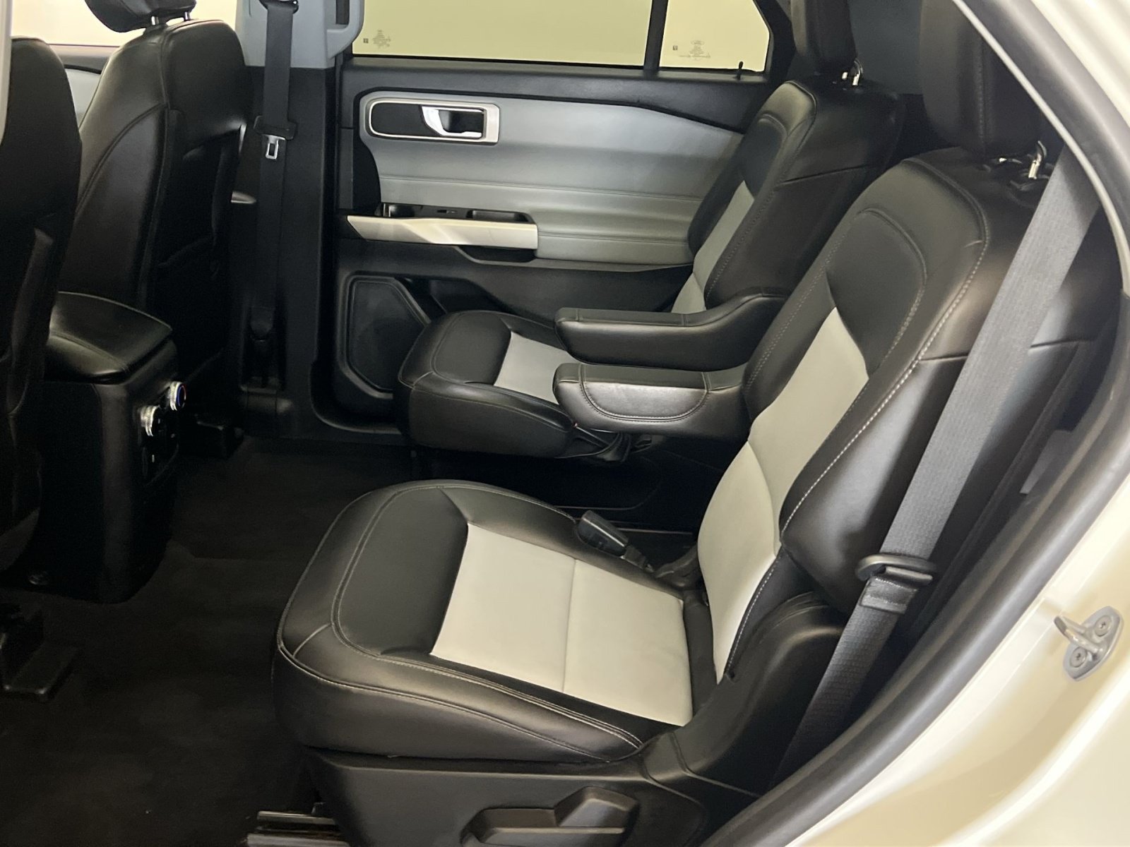 Used 2022 Ford Explorer XLT w/ Equipment Group 202A AWD/4WD image 24