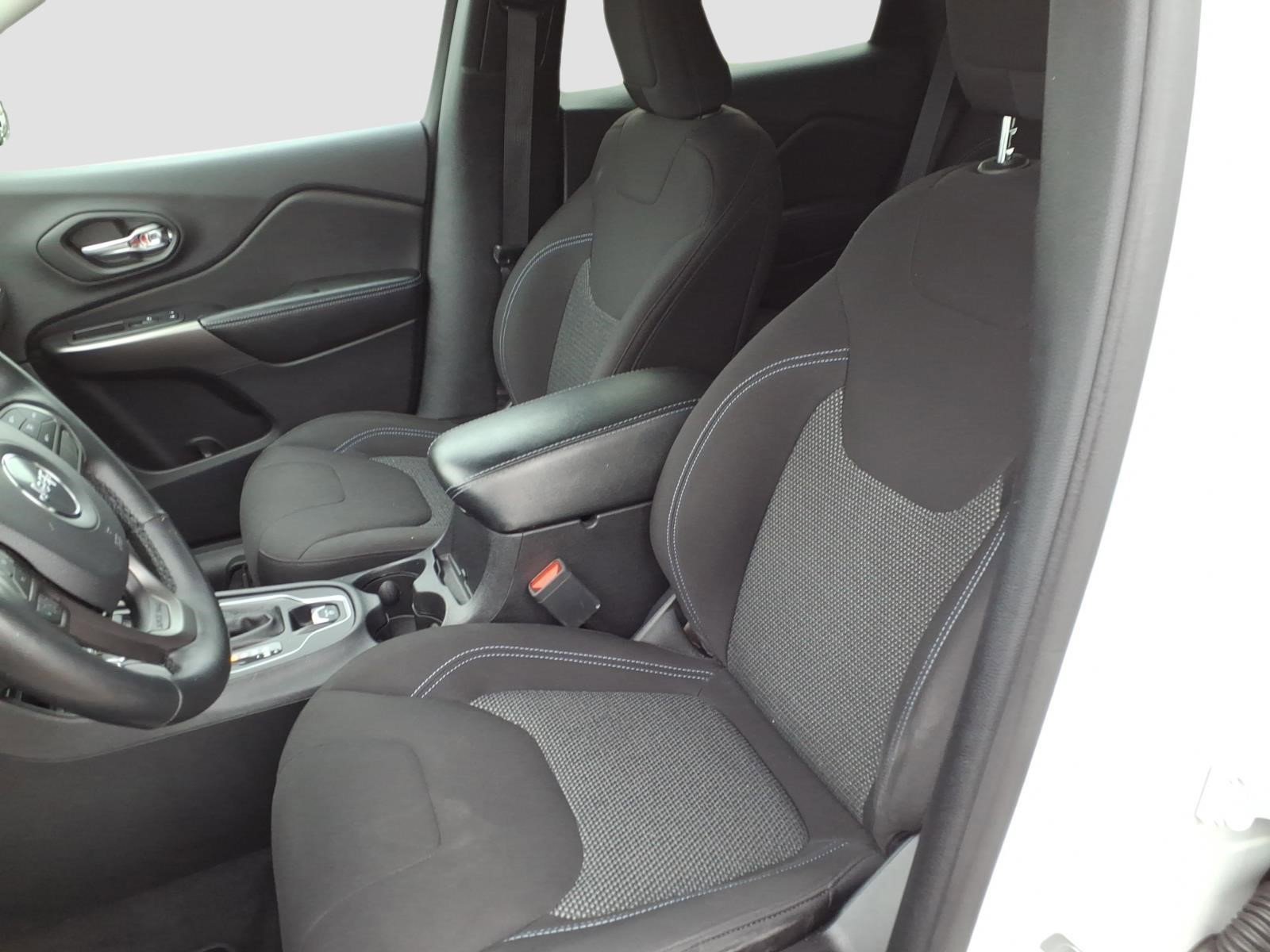 Used 2019 Jeep Cherokee Latitude w/ Cold Weather Group AWD/4WD image 15