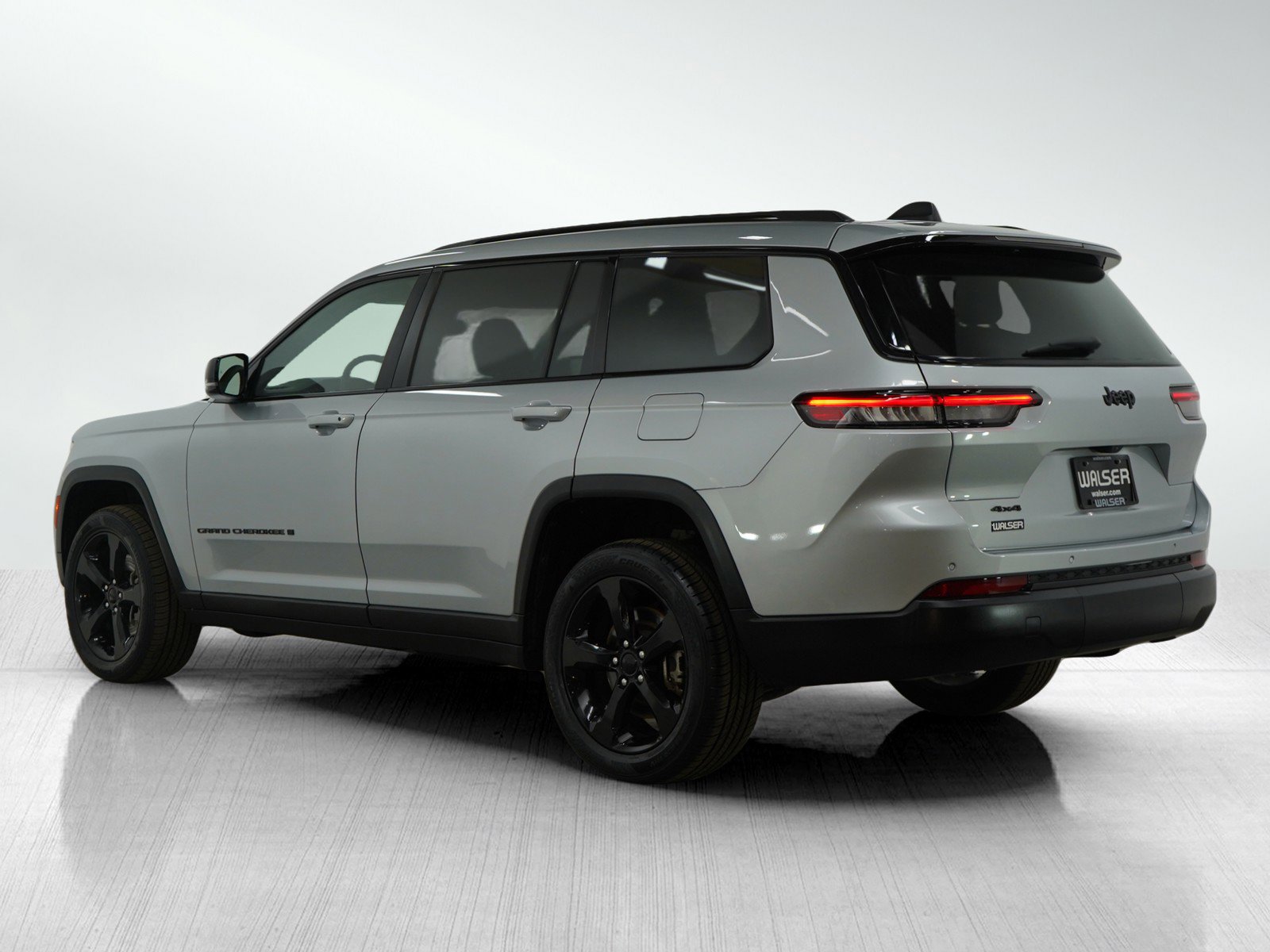 Used 2023 Jeep Grand Cherokee L Laredo image 4