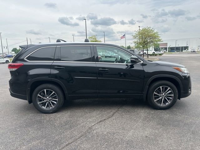 Used 2017 Toyota Highlander XLE AWD/4WD image 2