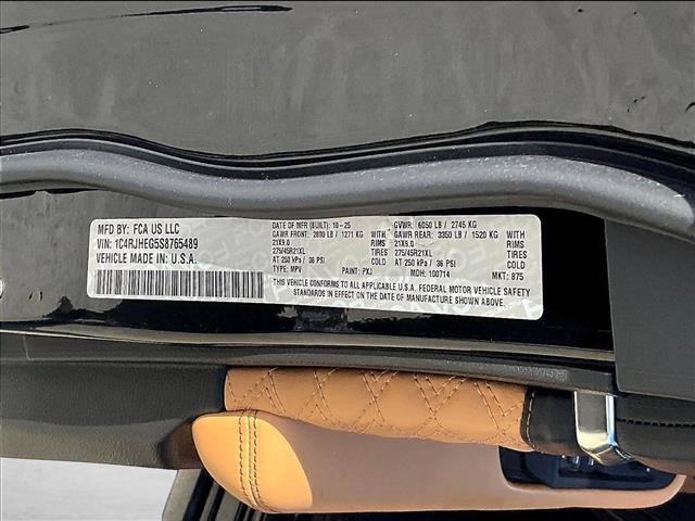 New 2025 Jeep Grand Cherokee Summit w/ Obsidian Package AWD/4WD image 14