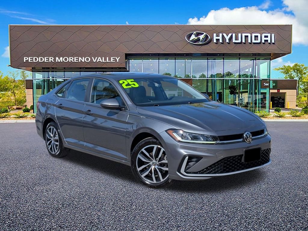 Used 2025 Volkswagen Jetta SE image 2