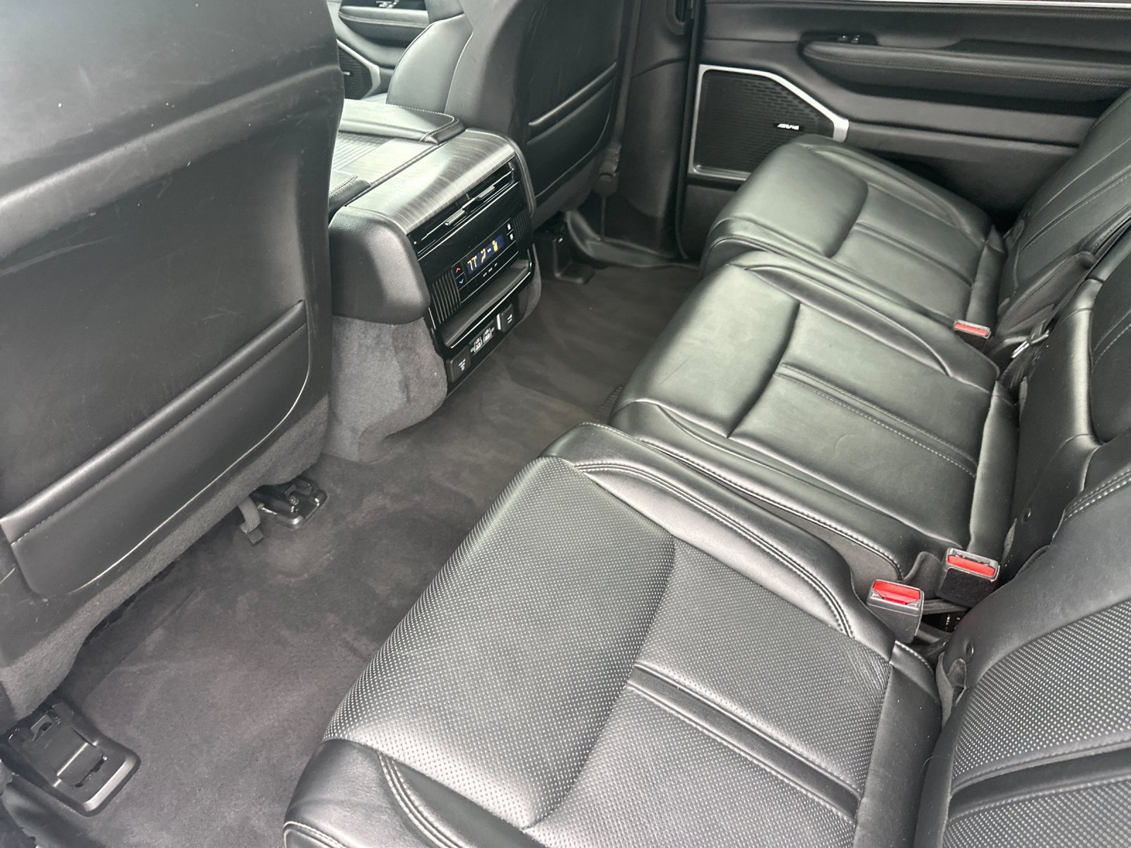 Certified 2024 Jeep Wagoneer Series II w/ Flexible Seating Group AWD/4WD image 12