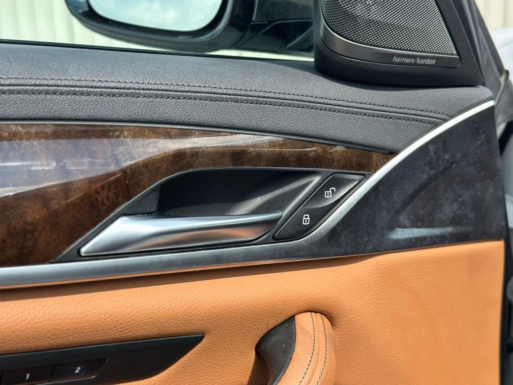 Used 2020 BMW M550i xDrive w/ Premium Package image 18