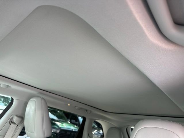 Used 2019 Jeep Cherokee Limited w/ Luxury Group AWD/4WD image 13