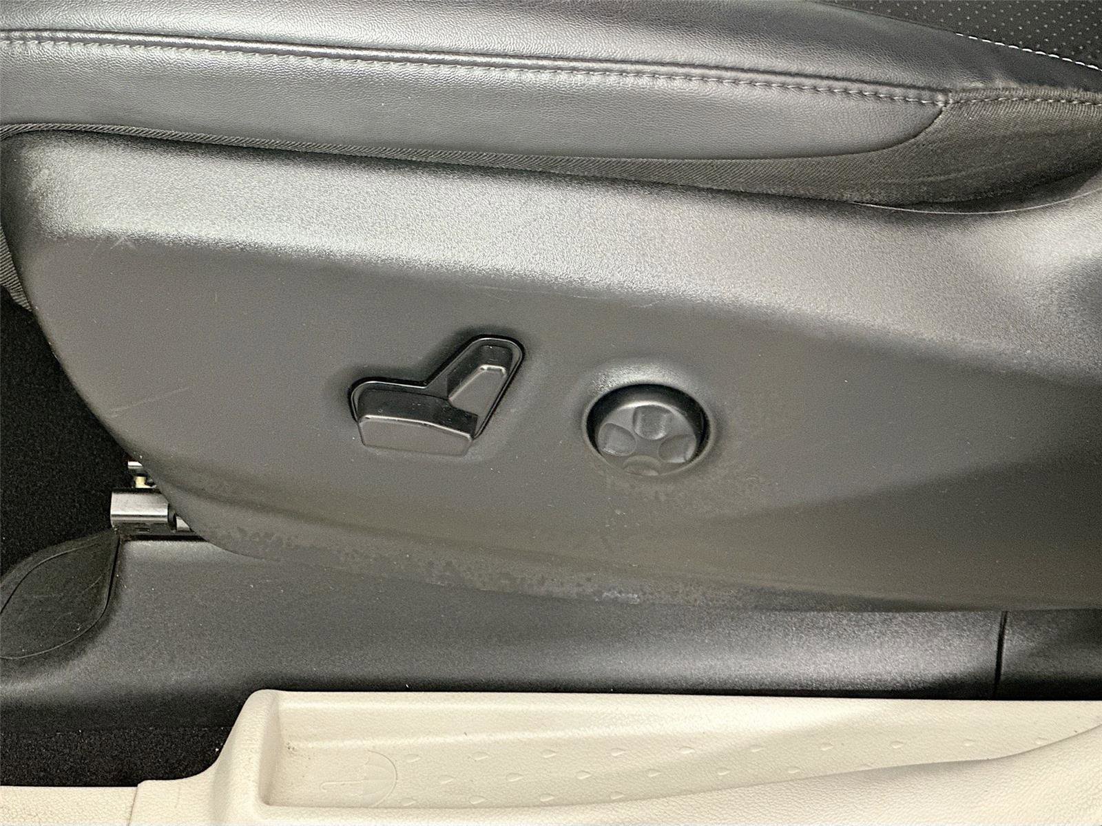Used 2024 Chrysler Pacifica Select image 22