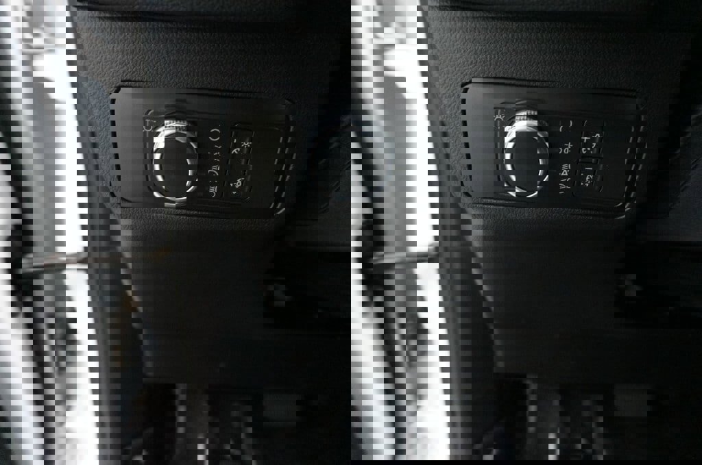 Used 2020 Ford Escape SE image 14