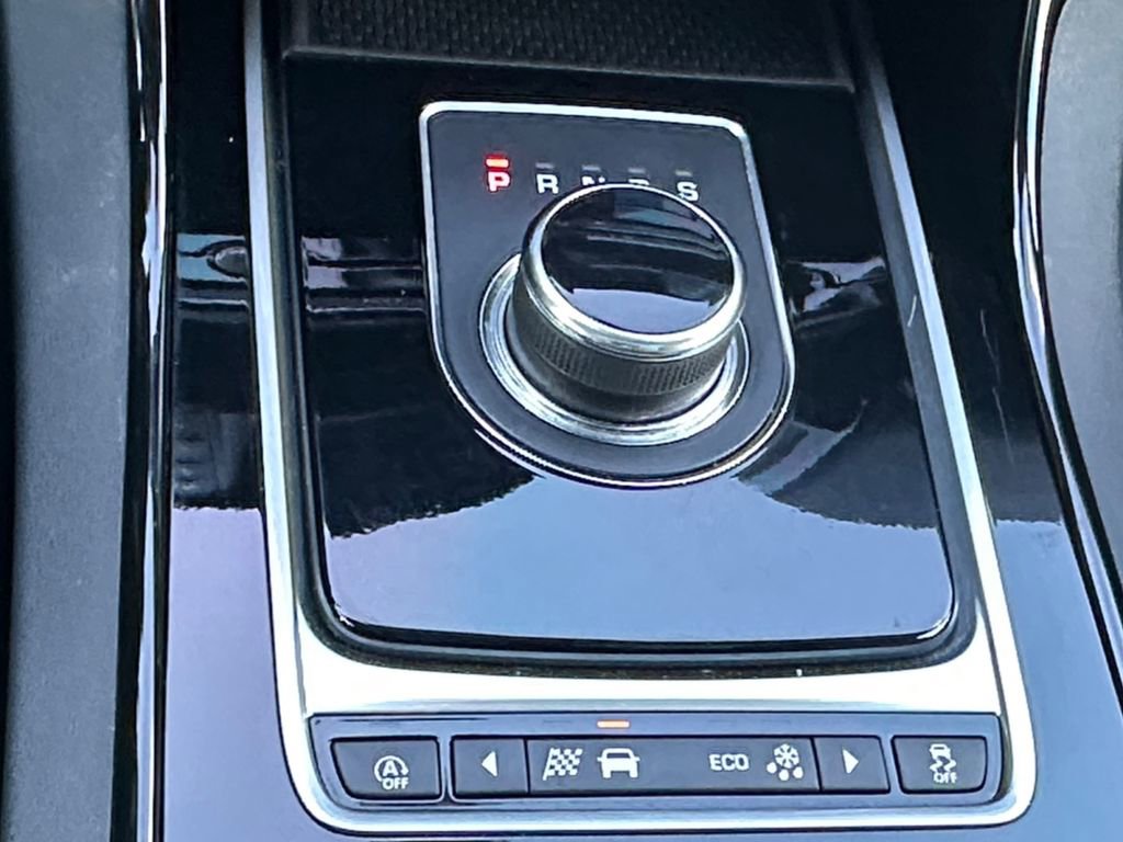 Used 2018 Jaguar XE Premium image 16