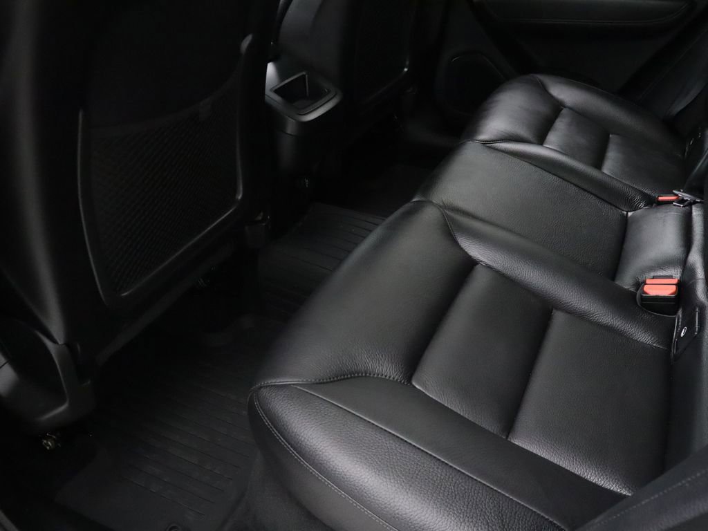 Used 2018 Volvo XC60 T6 Momentum w/ Vision Package image 28