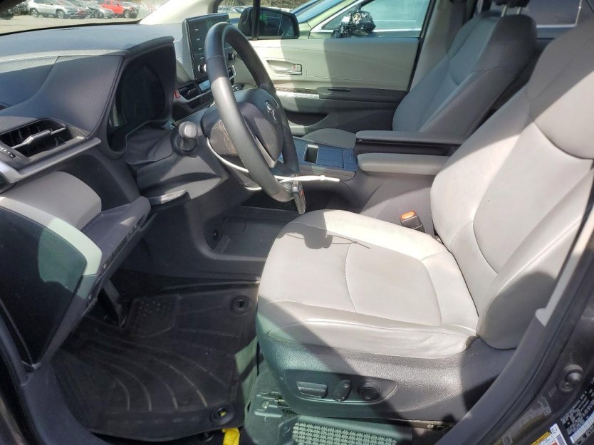 Used 2024 Toyota Sienna XLE image 5