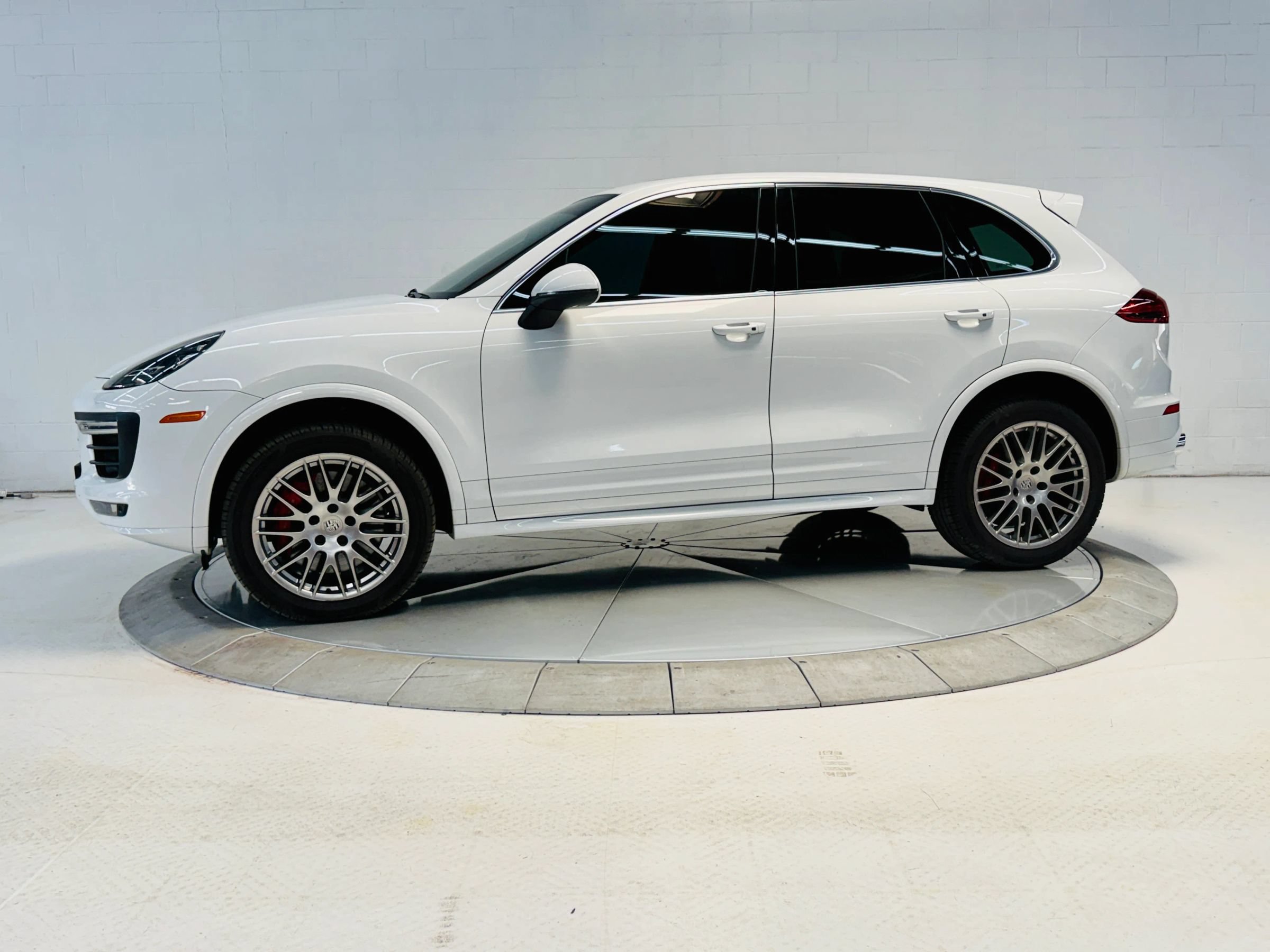 Used 2016 Porsche Cayenne AWD/4WD image 2