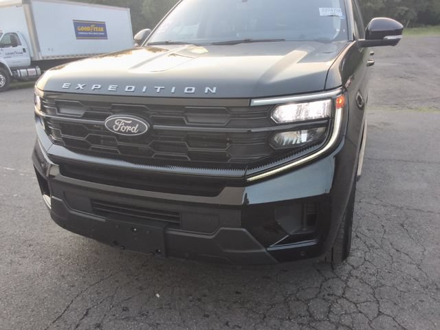 Used 2025 Ford Expedition Active RWD image 4