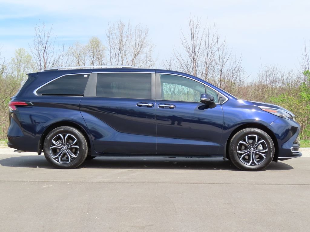 Used 2025 Toyota Sienna Platinum AWD/4WD image 2