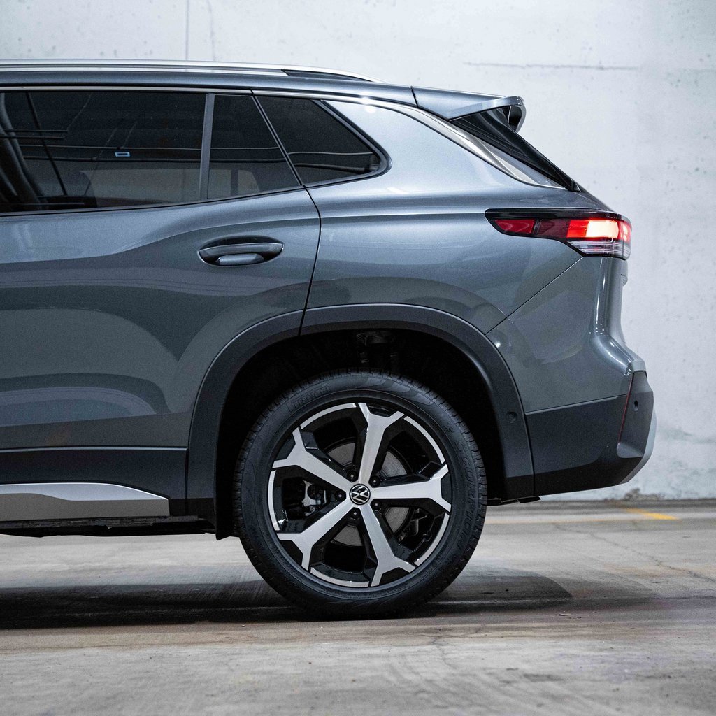 New 2025 Volkswagen Tiguan SE image 4