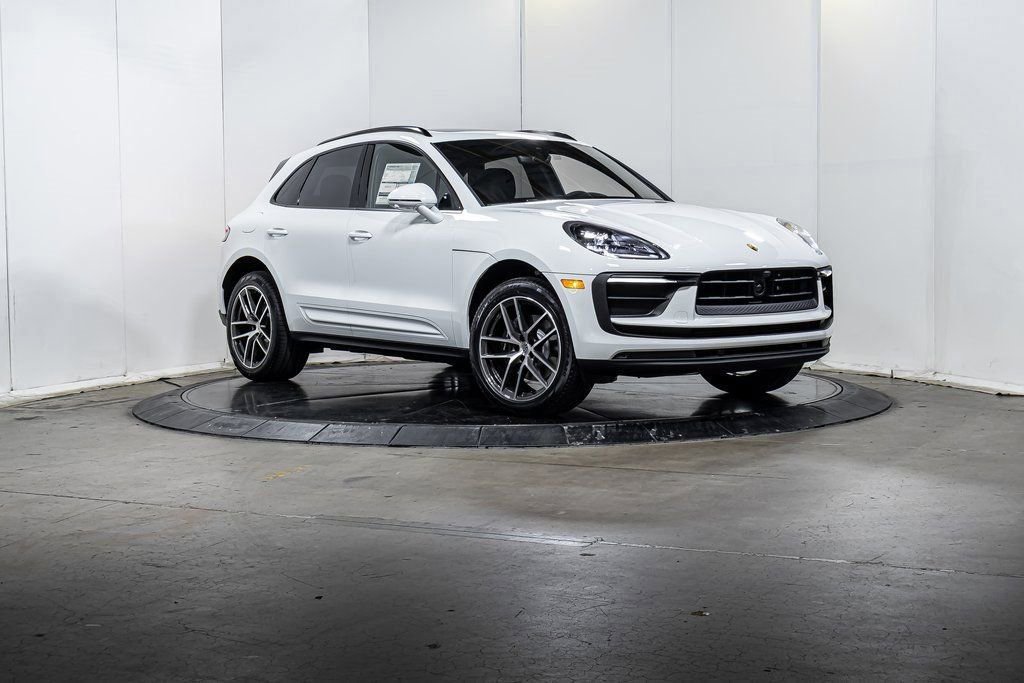 Certified 2025 Porsche Macan AWD/4WD image 9