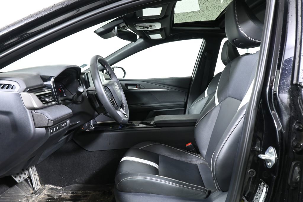 Used 2025 Toyota Camry SE w/ Convenience Package image 3