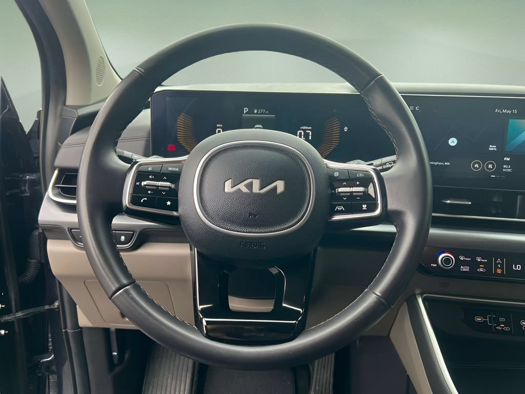 Used 2025 Kia Carnival FWD image 18