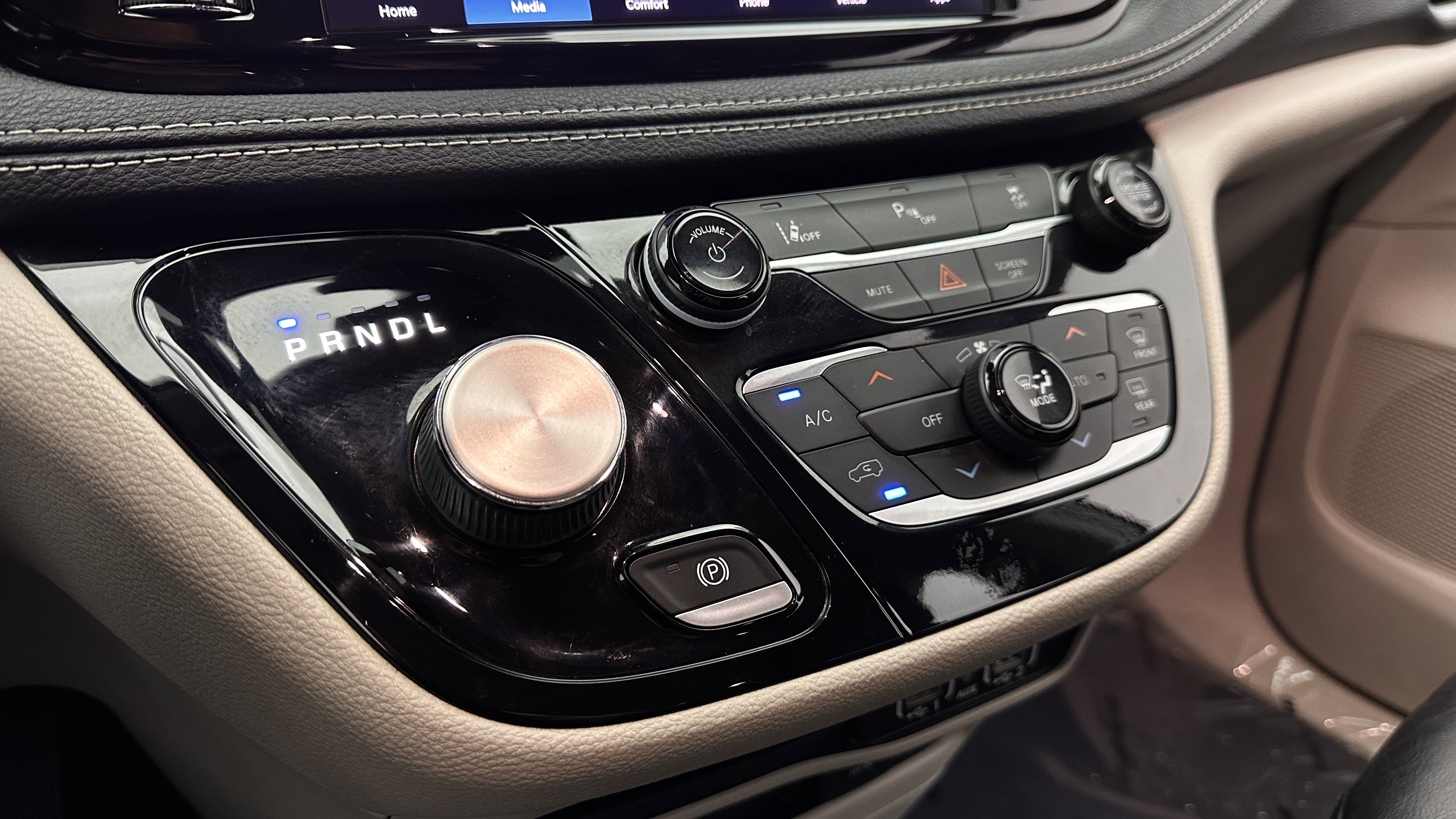 Used 2022 Chrysler Pacifica Touring-L FWD image 17