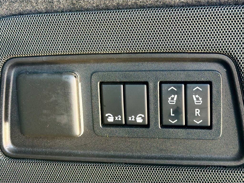 Used 2022 Cadillac Escalade Premium Luxury RWD image 13