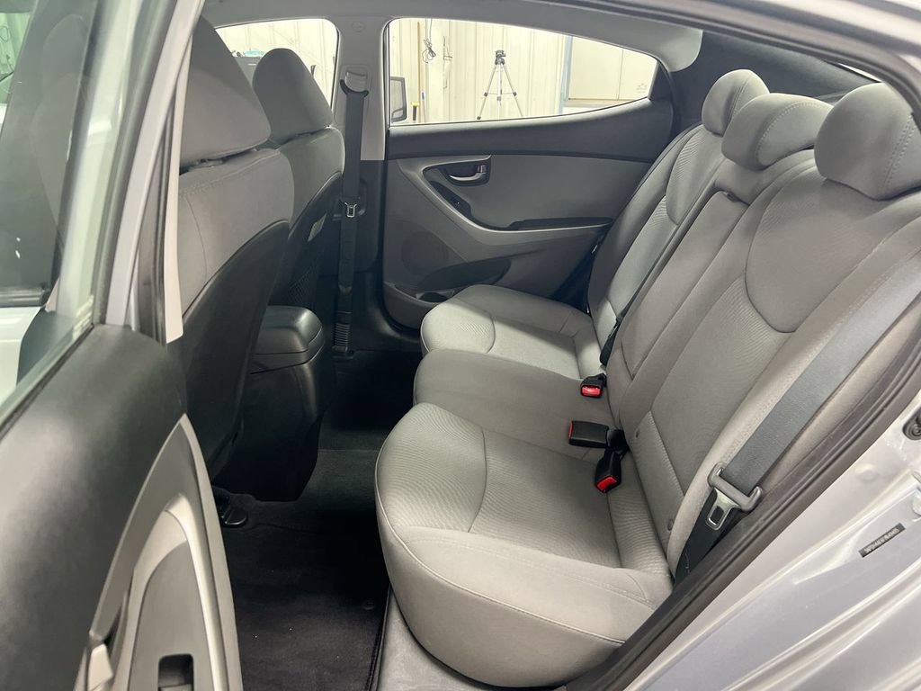 Used 2015 Hyundai Elantra SE FWD image 21