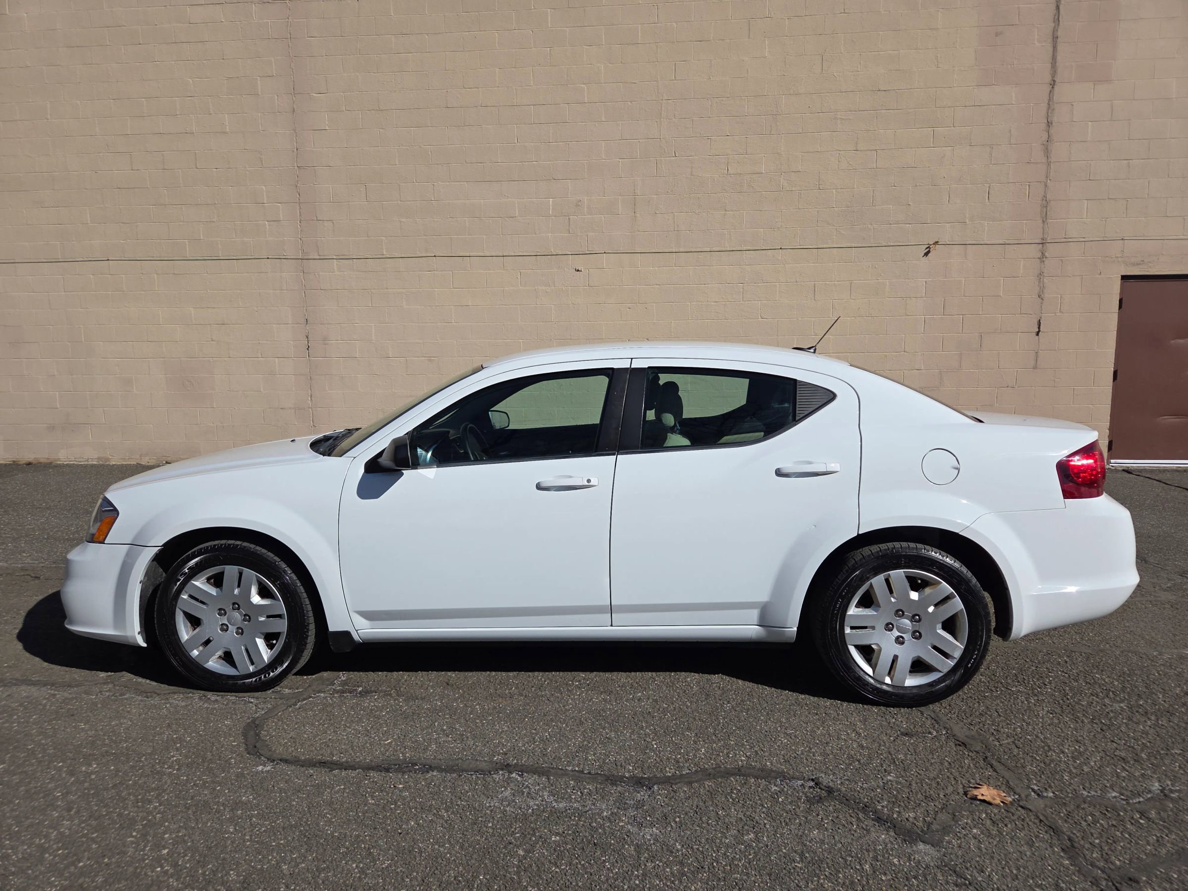 Used 2013 Dodge Avenger SE image 6