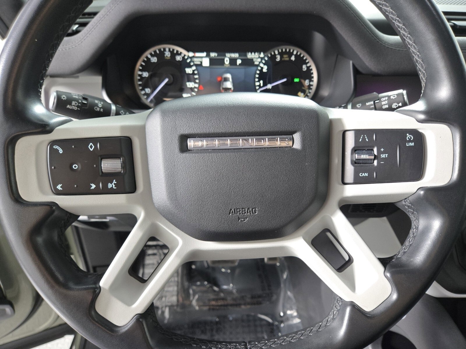 Used 2023 Land Rover Defender 110 SE image 24