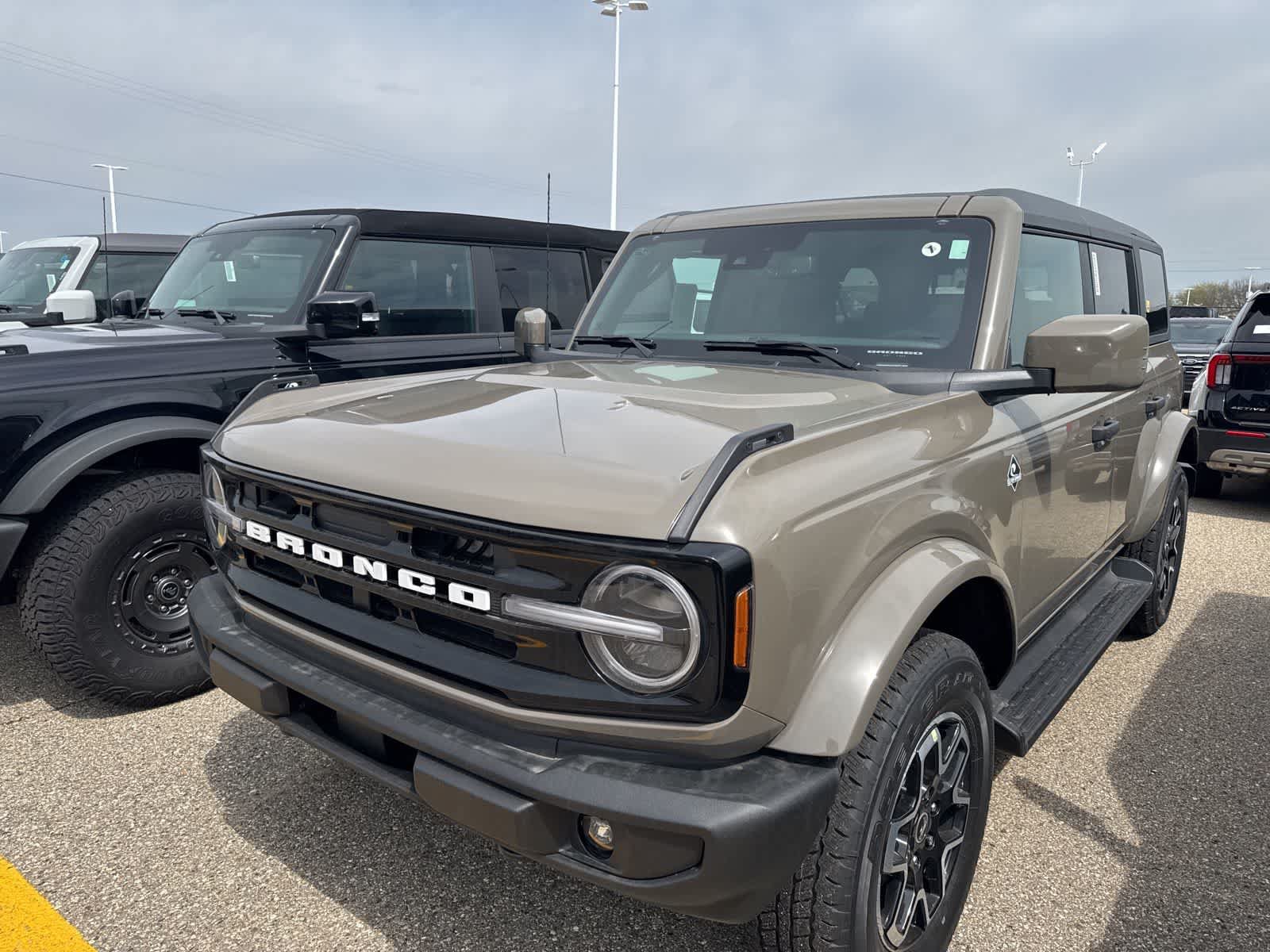 New 2026 Ford Bronco Outer Banks AWD/4WD image 2