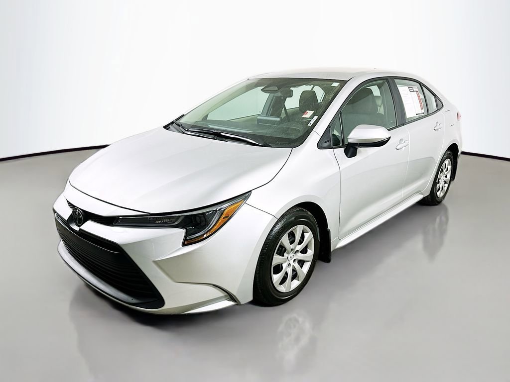 Used 2025 Toyota Corolla LE image 3
