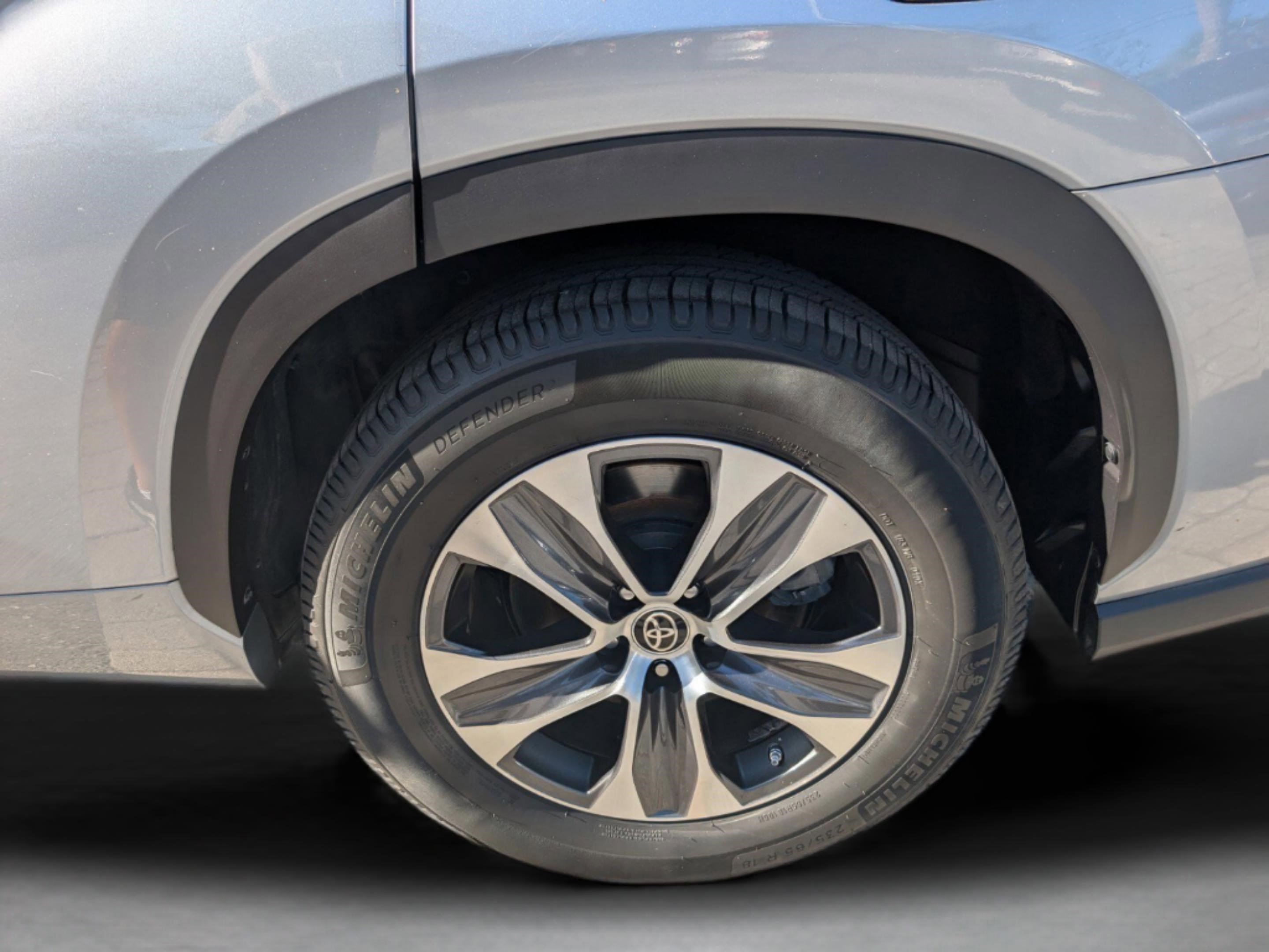 Used 2021 Toyota Highlander XLE FWD image 19