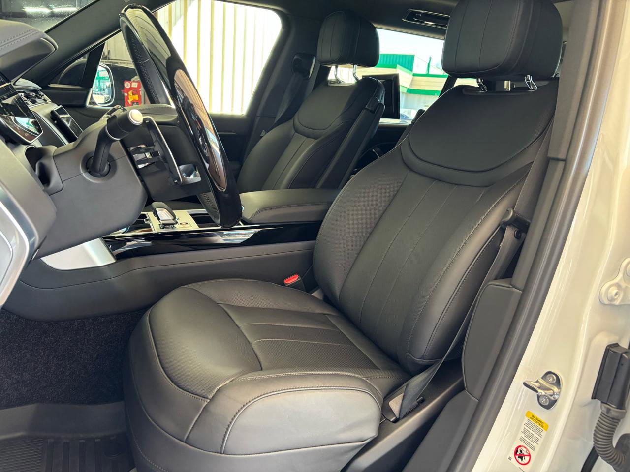 Used 2025 Land Rover Range Rover Long Wheelbase SE image 19