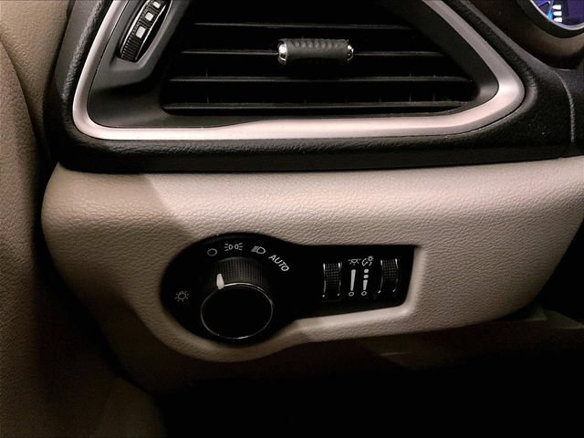 Used 2017 Chrysler Pacifica Touring w/ Tire & Wheel Group FWD image 31