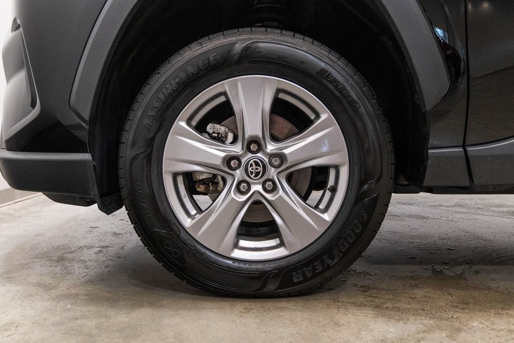 Used 2025 Toyota RAV4 XLE AWD/4WD image 11