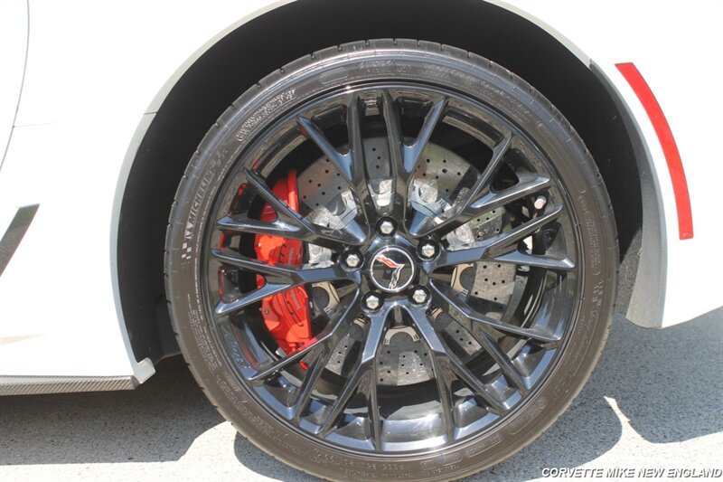 Used 2015 Chevrolet Corvette Z06 w/ 3LZ Preferred Equipment Group RWD image 17
