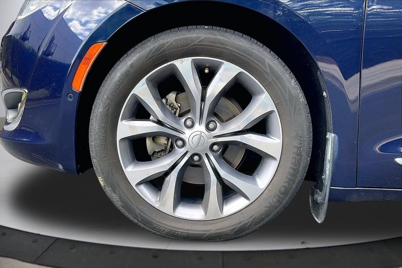 Certified 2018 Chrysler Pacifica Limited w/ Advanced Safetytec Group FWD image 35