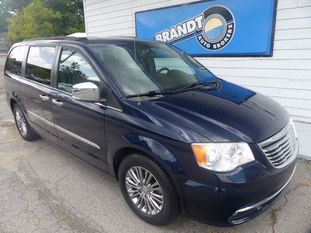Used 2014 Chrysler Town & Country Touring-L w/ Driver Convenience Group FWD image 4