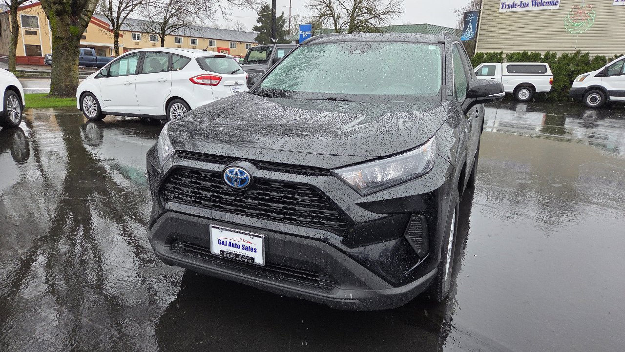 Used 2021 Toyota RAV4 LE image 3